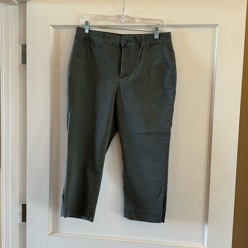 NYDJ Chino Pant In green. Size 10. Excellent condition!